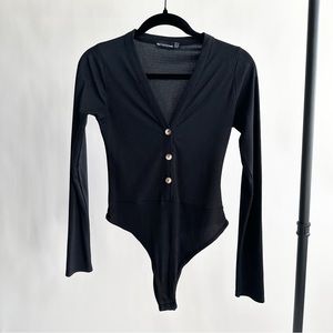 PrettyLittleThing Ribbed Button V-Neck Bodysuit